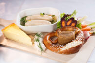 Weißwurst mit süßem Senf und Brezeln